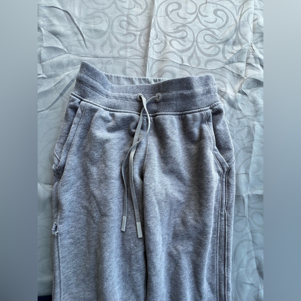 Lululemon Warm Down Jogger II *28"
Heathered Core Light Grey size 2